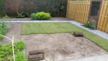 Graszoden uitrollen