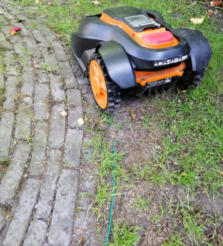 Robotmaaier langs pad